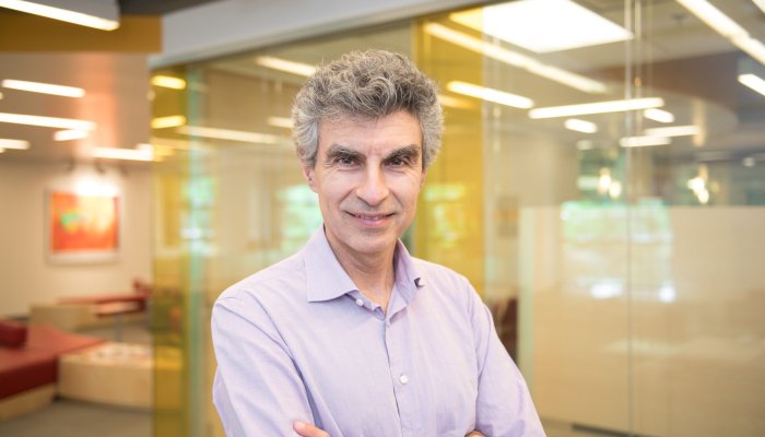 Godfather of AI Warns of Powerful People Who Want Humans "Replaced by Machines"