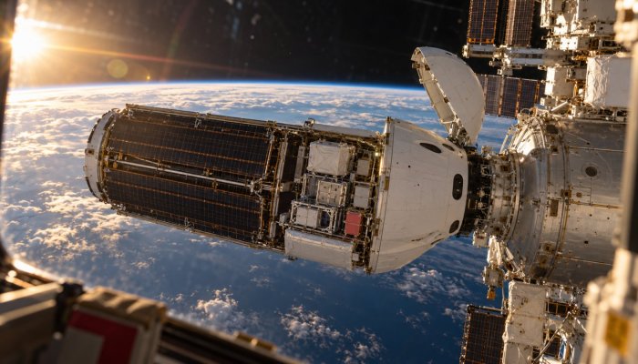 Dragon çon retina artificiale në ISS—6.300 paund shkencë në një fluturim