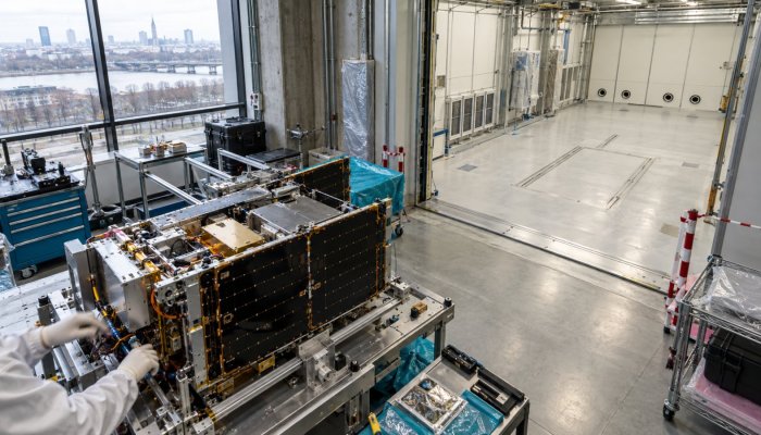 Az ICEYE 120 millió zlotyt tesz Varsóba – műholdgyártás jön