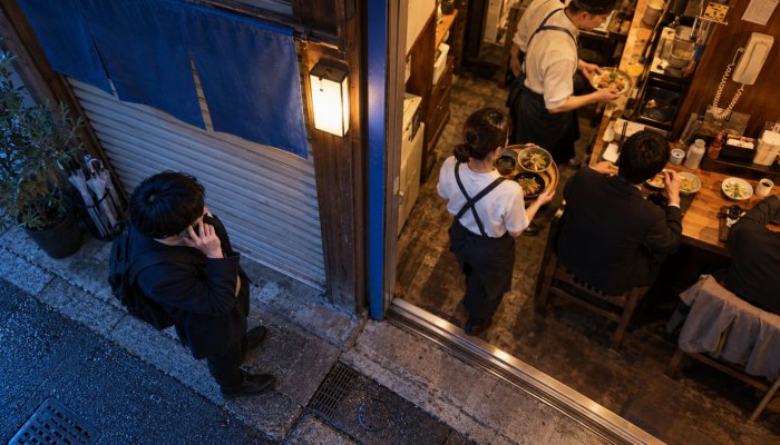 LINE AI予約が正式開始、月1万円で電話を24時間受付