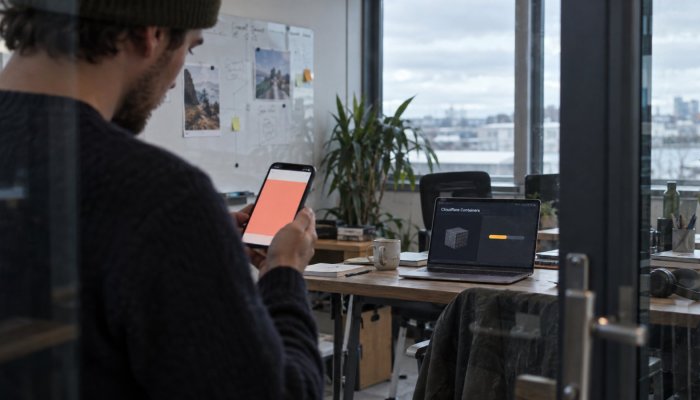 Deploy Cloudflare Containers tidak langsung siap—cek status sebelum menguji rute