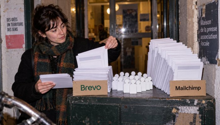 Brevo ou Mailchimp : contacts stockés et envois inversent la facture