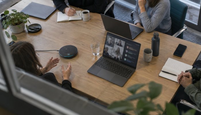 Teams-Transkripte sicher einführen: Standardmäßig aktiv heißt nicht geregelt