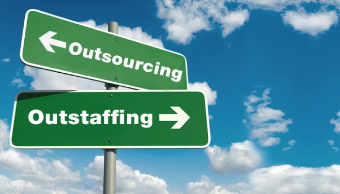 What is the Difference between Outsourcing and Outstaffing