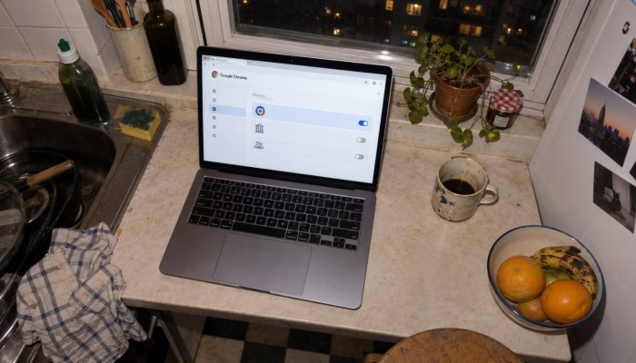 Rozszerzenie chce czytać każdą stronę — ogranicz mu dostęp w Chrome