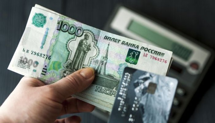 Как зарабатывать на сочетании дебетовой и кредитной карт